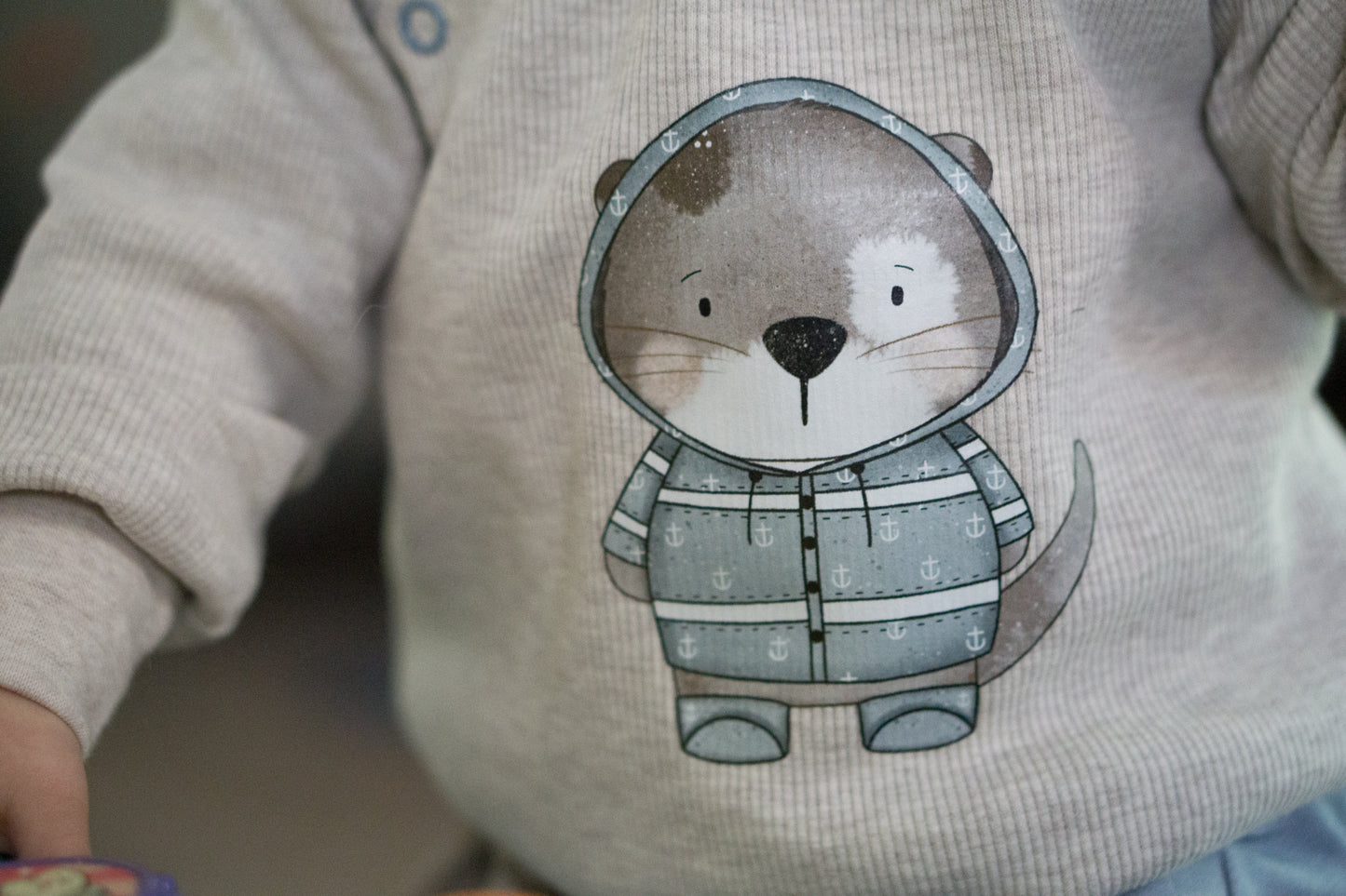 Otter mit Regenjacke Blau - Maxi Bügel-Bild Eigenproduktion