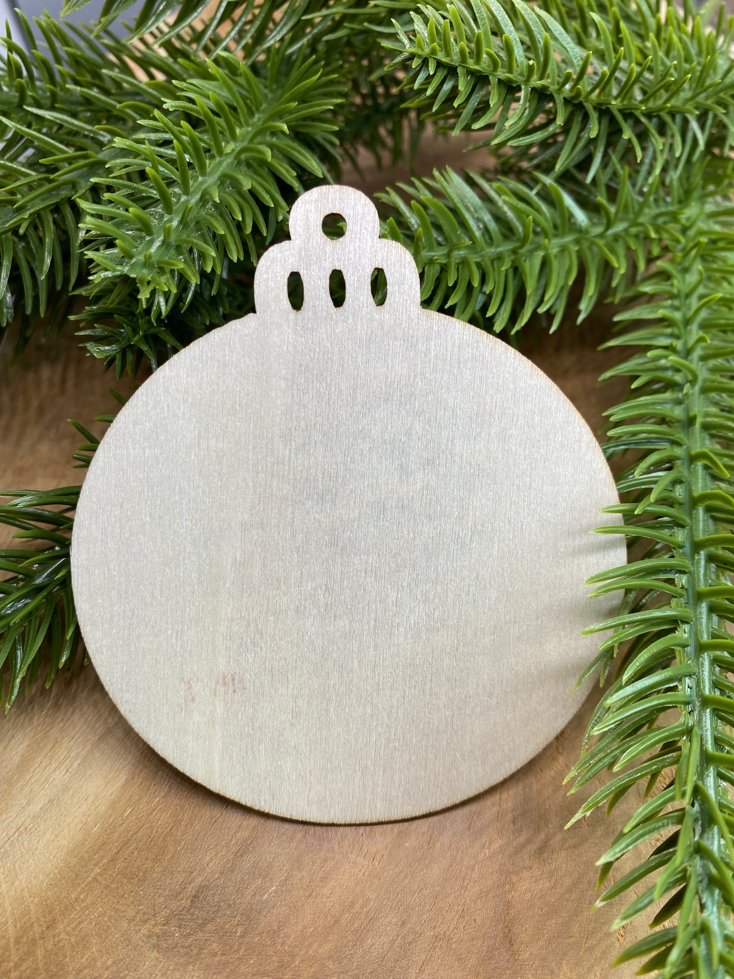 Holz Ornament in Christbaumkugelform